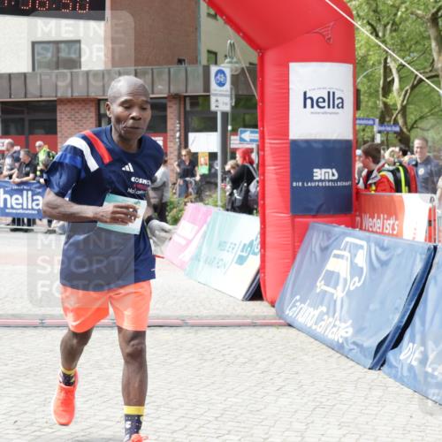 10.05.2026 - 8. Wedeler Halbmarathon Yannick Fuchs http://msf.ph/oto/9735881 10.05.2026 11:58:48 Ziel 136, 794, 901, 2163, 2169 meine-sportfotos.de