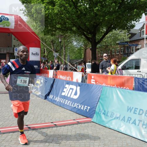 10.05.2026 - 8. Wedeler Halbmarathon Yannick Fuchs http://msf.ph/oto/9735884 10.05.2026 11:58:49 Ziel 136, 794, 901, 2163, 2169 meine-sportfotos.de
