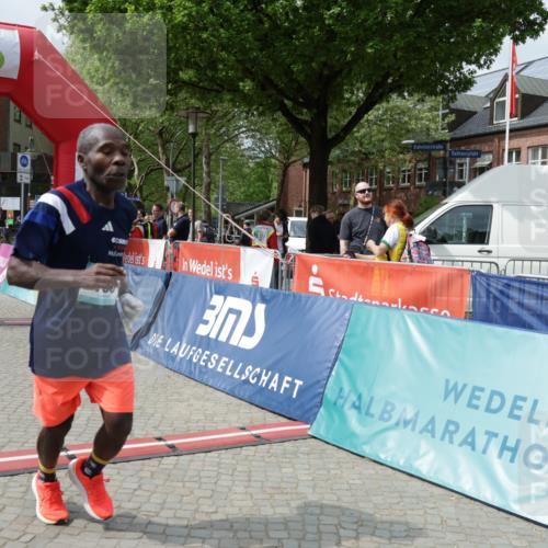 10.05.2026 - 8. Wedeler Halbmarathon Yannick Fuchs http://msf.ph/oto/9735885 10.05.2026 11:58:49 Ziel 136, 794, 901, 2163, 2169 meine-sportfotos.de
