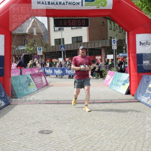 10.05.2026 - 8. Wedeler Halbmarathon Yannick Fuchs http://msf.ph/oto/9735891 10.05.2026 11:58:57 Ziel 411 meine-sportfotos.de