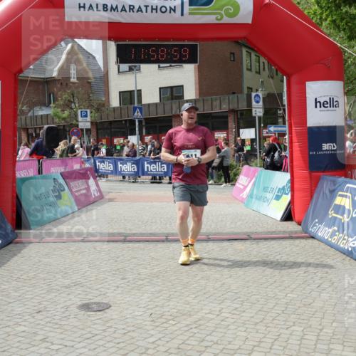 10.05.2026 - 8. Wedeler Halbmarathon Yannick Fuchs http://msf.ph/oto/9735892 10.05.2026 11:58:57 Ziel 411 meine-sportfotos.de
