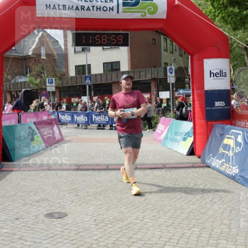 10.05.2026 - 8. Wedeler Halbmarathon Yannick Fuchs http://msf.ph/oto/9735893 10.05.2026 11:58:57 Ziel 411 meine-sportfotos.de
