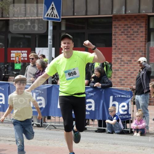 10.05.2026 - 8. Wedeler Halbmarathon Yannick Fuchs http://msf.ph/oto/9735899 10.05.2026 11:59:00 Ziel 411, 956 meine-sportfotos.de