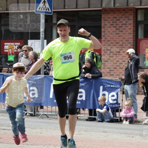 10.05.2026 - 8. Wedeler Halbmarathon Yannick Fuchs http://msf.ph/oto/9735900 10.05.2026 11:59:00 Ziel 411, 956 meine-sportfotos.de