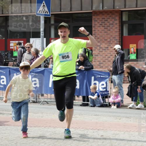 10.05.2026 - 8. Wedeler Halbmarathon Yannick Fuchs http://msf.ph/oto/9735901 10.05.2026 11:59:01 Ziel 411, 956 meine-sportfotos.de
