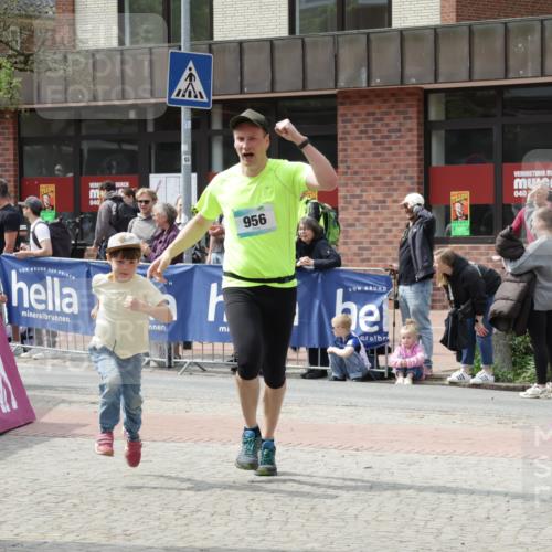 10.05.2026 - 8. Wedeler Halbmarathon Yannick Fuchs http://msf.ph/oto/9735902 10.05.2026 11:59:01 Ziel 411, 956 meine-sportfotos.de