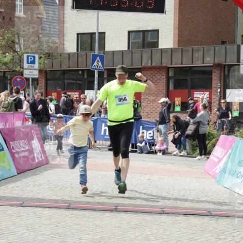10.05.2026 - 8. Wedeler Halbmarathon Yannick Fuchs http://msf.ph/oto/9735905 10.05.2026 11:59:01 Ziel 411, 956 meine-sportfotos.de