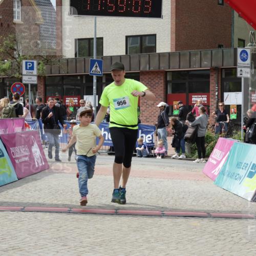 10.05.2026 - 8. Wedeler Halbmarathon Yannick Fuchs http://msf.ph/oto/9735907 10.05.2026 11:59:02 Ziel 411, 956 meine-sportfotos.de