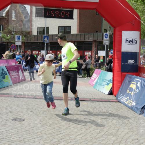 10.05.2026 - 8. Wedeler Halbmarathon Yannick Fuchs http://msf.ph/oto/9735913 10.05.2026 11:59:03 Ziel 411, 424, 956 meine-sportfotos.de