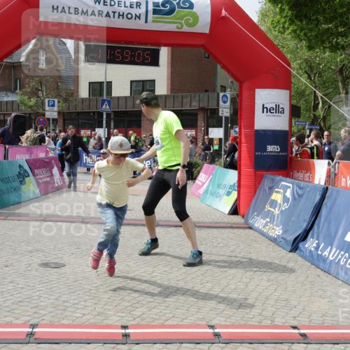 10.05.2026 - 8. Wedeler Halbmarathon Yannick Fuchs http://msf.ph/oto/9735915 10.05.2026 11:59:03 Ziel 411, 424, 956 meine-sportfotos.de