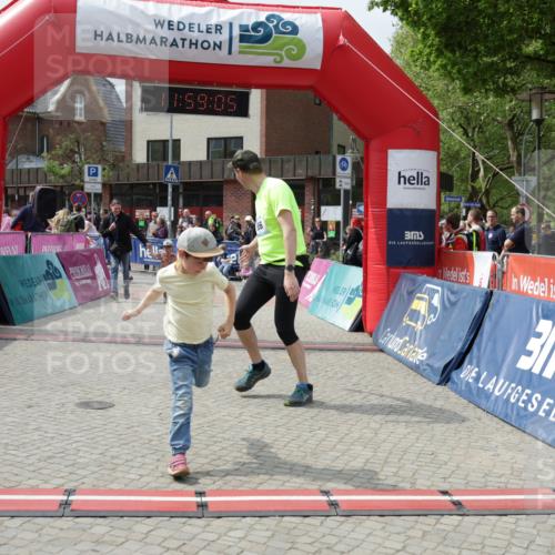 10.05.2026 - 8. Wedeler Halbmarathon Yannick Fuchs http://msf.ph/oto/9735916 10.05.2026 11:59:03 Ziel 411, 424, 956 meine-sportfotos.de