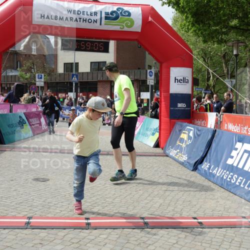 10.05.2026 - 8. Wedeler Halbmarathon Yannick Fuchs http://msf.ph/oto/9735917 10.05.2026 11:59:03 Ziel 411, 424, 956 meine-sportfotos.de