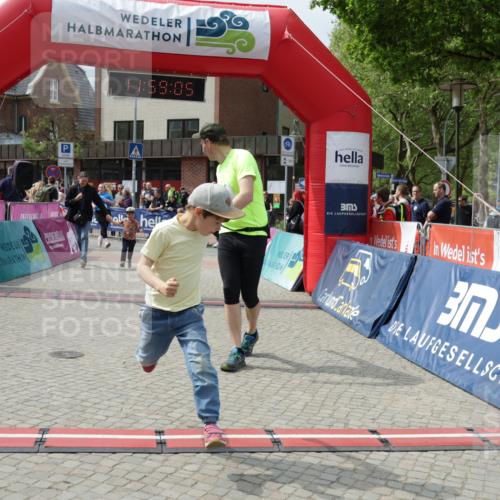 10.05.2026 - 8. Wedeler Halbmarathon Yannick Fuchs http://msf.ph/oto/9735918 10.05.2026 11:59:03 Ziel 411, 424, 956 meine-sportfotos.de