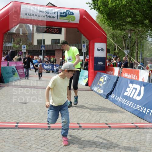 10.05.2026 - 8. Wedeler Halbmarathon Yannick Fuchs http://msf.ph/oto/9735919 10.05.2026 11:59:03 Ziel 411, 424, 956 meine-sportfotos.de