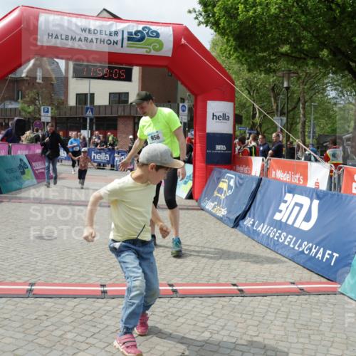10.05.2026 - 8. Wedeler Halbmarathon Yannick Fuchs http://msf.ph/oto/9735920 10.05.2026 11:59:04 Ziel 424, 956 meine-sportfotos.de