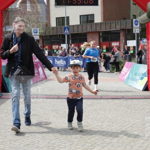 10.05.2026 - 8. Wedeler Halbmarathon Yannick Fuchs http://msf.ph/oto/9735932 10.05.2026 11:59:06 Ziel 424, 830, 956 meine-sportfotos.de