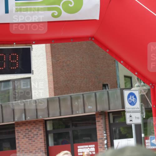 10.05.2026 - 8. Wedeler Halbmarathon Yannick Fuchs http://msf.ph/oto/9735933 10.05.2026 11:59:07 Ziel 424, 583, 737, 830, 870, 956 meine-sportfotos.de