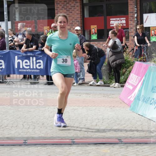 10.05.2026 - 8. Wedeler Halbmarathon Yannick Fuchs http://msf.ph/oto/9735985 10.05.2026 11:59:21 Ziel 30, 381, 2027, 2161 meine-sportfotos.de