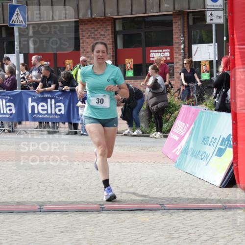 10.05.2026 - 8. Wedeler Halbmarathon Yannick Fuchs http://msf.ph/oto/9735986 10.05.2026 11:59:21 Ziel 30, 381, 2027, 2161 meine-sportfotos.de