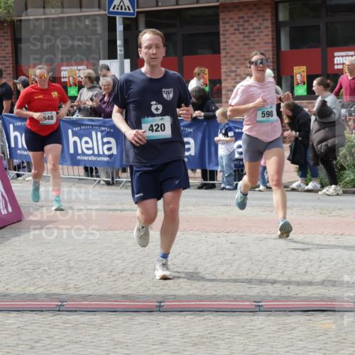 10.05.2026 - 8. Wedeler Halbmarathon Yannick Fuchs http://msf.ph/oto/9736000 10.05.2026 11:59:26 Ziel 30, 598, 948 meine-sportfotos.de