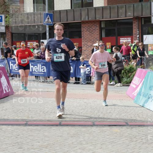 10.05.2026 - 8. Wedeler Halbmarathon Yannick Fuchs http://msf.ph/oto/9736001 10.05.2026 11:59:26 Ziel 30, 598, 948 meine-sportfotos.de