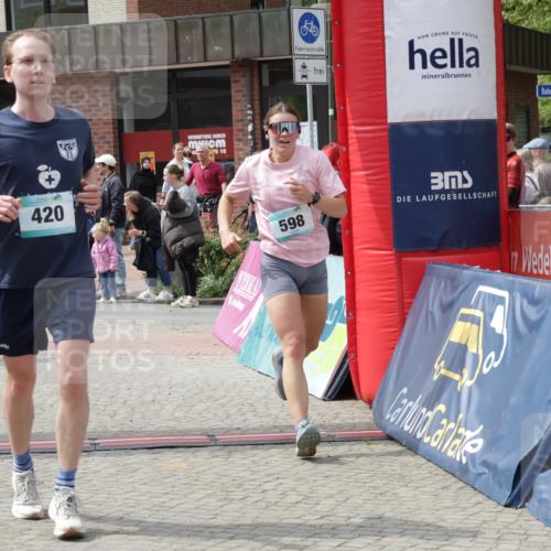 10.05.2026 - 8. Wedeler Halbmarathon Yannick Fuchs http://msf.ph/oto/9736004 10.05.2026 11:59:27 Ziel 30, 598, 948, 2233 meine-sportfotos.de