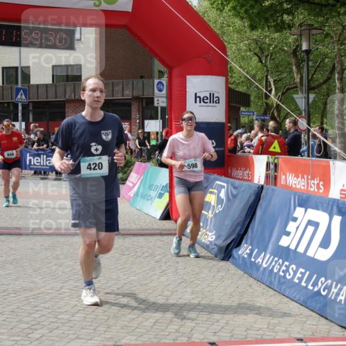 10.05.2026 - 8. Wedeler Halbmarathon Yannick Fuchs http://msf.ph/oto/9736008 10.05.2026 11:59:28 Ziel 30, 598, 948, 2233 meine-sportfotos.de