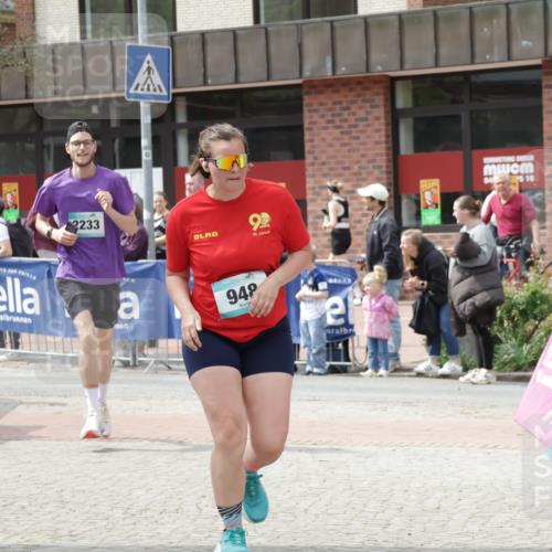 10.05.2026 - 8. Wedeler Halbmarathon Yannick Fuchs http://msf.ph/oto/9736010 10.05.2026 11:59:30 Ziel 257, 598, 691, 948, 2233 meine-sportfotos.de