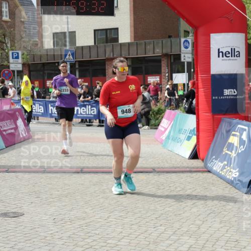 10.05.2026 - 8. Wedeler Halbmarathon Yannick Fuchs http://msf.ph/oto/9736015 10.05.2026 11:59:30 Ziel 257, 598, 691, 948, 2233 meine-sportfotos.de