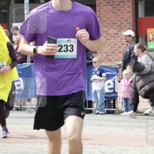 10.05.2026 - 8. Wedeler Halbmarathon Yannick Fuchs http://msf.ph/oto/9736017 10.05.2026 11:59:31 Ziel 257, 298, 598, 691, 948, 2233 meine-sportfotos.de