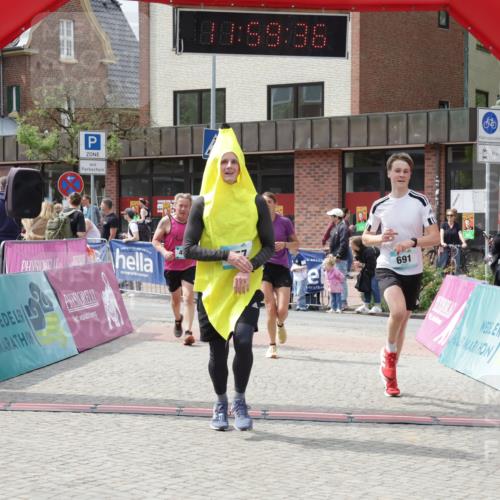 10.05.2026 - 8. Wedeler Halbmarathon Yannick Fuchs http://msf.ph/oto/9736026 10.05.2026 11:59:34 Ziel 257, 298, 452, 691, 948, 2233 meine-sportfotos.de