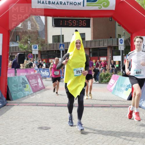 10.05.2026 - 8. Wedeler Halbmarathon Yannick Fuchs http://msf.ph/oto/9736031 10.05.2026 11:59:34 Ziel 257, 298, 452, 691, 948, 2233 meine-sportfotos.de