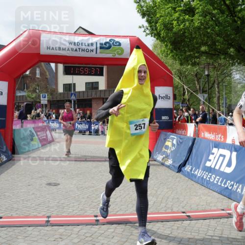 10.05.2026 - 8. Wedeler Halbmarathon Yannick Fuchs http://msf.ph/oto/9736036 10.05.2026 11:59:35 Ziel 257, 298, 452, 691, 948, 2233 meine-sportfotos.de