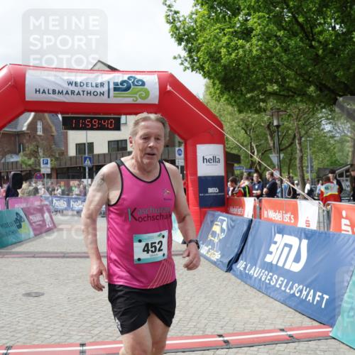 10.05.2026 - 8. Wedeler Halbmarathon Yannick Fuchs http://msf.ph/oto/9736050 10.05.2026 11:59:38 Ziel 257, 298, 452, 691 meine-sportfotos.de