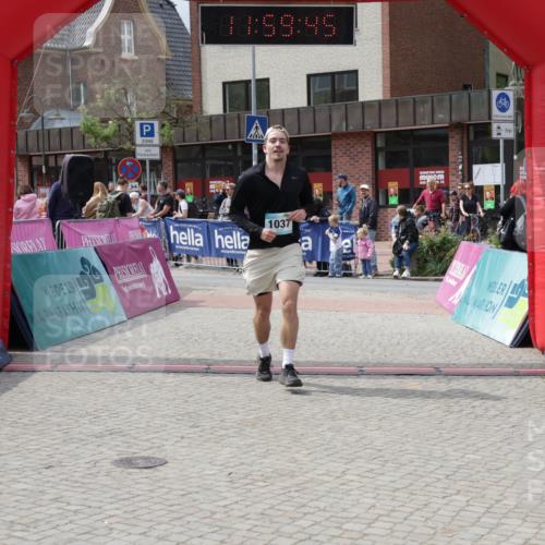 10.05.2026 - 8. Wedeler Halbmarathon Yannick Fuchs http://msf.ph/oto/9736051 10.05.2026 11:59:43 Ziel 24, 1037 meine-sportfotos.de