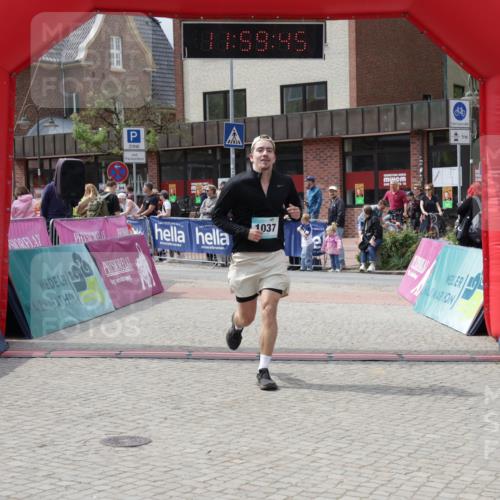 10.05.2026 - 8. Wedeler Halbmarathon Yannick Fuchs http://msf.ph/oto/9736052 10.05.2026 11:59:43 Ziel 24, 1037 meine-sportfotos.de