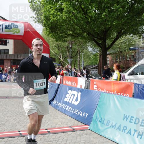 10.05.2026 - 8. Wedeler Halbmarathon Yannick Fuchs http://msf.ph/oto/9736061 10.05.2026 11:59:45 Ziel 24, 1037 meine-sportfotos.de