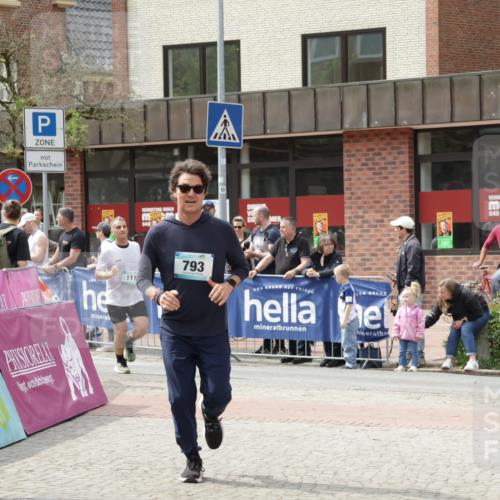 10.05.2026 - 8. Wedeler Halbmarathon Yannick Fuchs http://msf.ph/oto/9736081 10.05.2026 11:59:54 Ziel 111, 793 meine-sportfotos.de