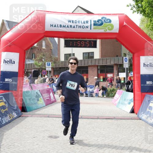 10.05.2026 - 8. Wedeler Halbmarathon Yannick Fuchs http://msf.ph/oto/9736085 10.05.2026 11:59:56 Ziel 103, 111, 793 meine-sportfotos.de