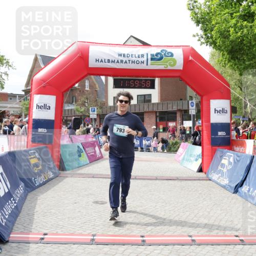 10.05.2026 - 8. Wedeler Halbmarathon Yannick Fuchs http://msf.ph/oto/9736086 10.05.2026 11:59:56 Ziel 103, 111, 793 meine-sportfotos.de