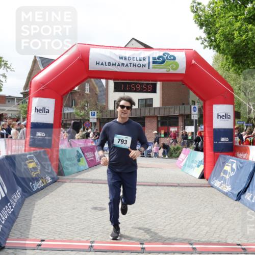 10.05.2026 - 8. Wedeler Halbmarathon Yannick Fuchs http://msf.ph/oto/9736087 10.05.2026 11:59:56 Ziel 103, 111, 793 meine-sportfotos.de
