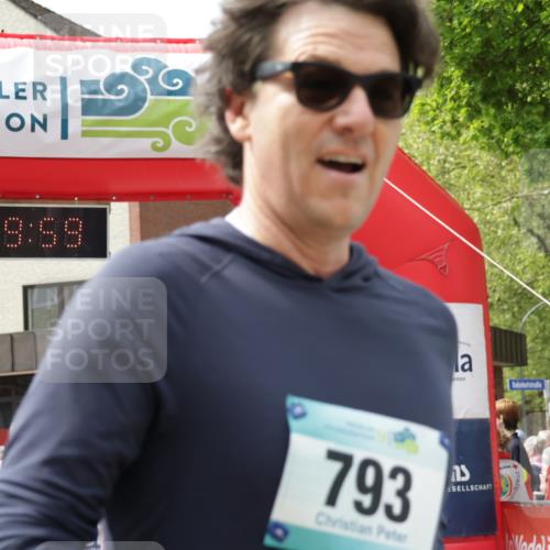 10.05.2026 - 8. Wedeler Halbmarathon Yannick Fuchs http://msf.ph/oto/9736089 10.05.2026 11:59:57 Ziel 103, 111, 793 meine-sportfotos.de