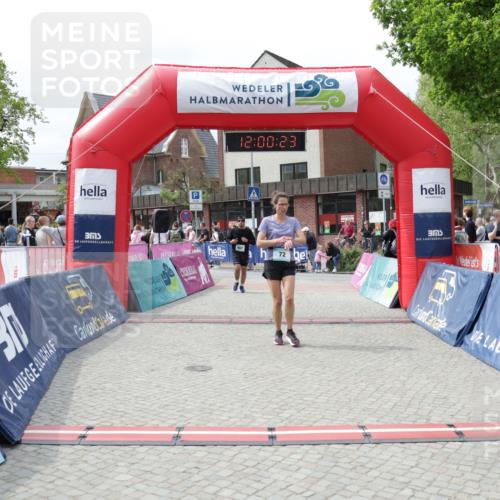 10.05.2026 - 8. Wedeler Halbmarathon Yannick Fuchs http://msf.ph/oto/9736151 10.05.2026 12:00:22 Ziel 72, 820, 867 meine-sportfotos.de