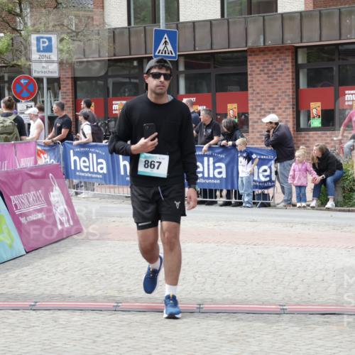 10.05.2026 - 8. Wedeler Halbmarathon Yannick Fuchs http://msf.ph/oto/9736157 10.05.2026 12:00:24 Ziel 72, 610, 820, 867 meine-sportfotos.de