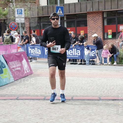 10.05.2026 - 8. Wedeler Halbmarathon Yannick Fuchs http://msf.ph/oto/9736158 10.05.2026 12:00:24 Ziel 72, 610, 820, 867 meine-sportfotos.de