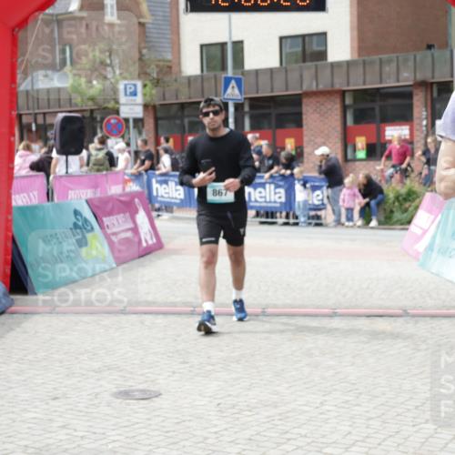 10.05.2026 - 8. Wedeler Halbmarathon Yannick Fuchs http://msf.ph/oto/9736159 10.05.2026 12:00:24 Ziel 72, 610, 820, 867 meine-sportfotos.de