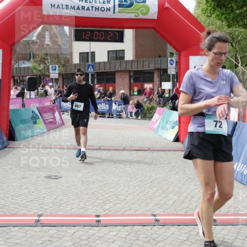 10.05.2026 - 8. Wedeler Halbmarathon Yannick Fuchs http://msf.ph/oto/9736162 10.05.2026 12:00:25 Ziel 72, 610, 820, 821, 867 meine-sportfotos.de