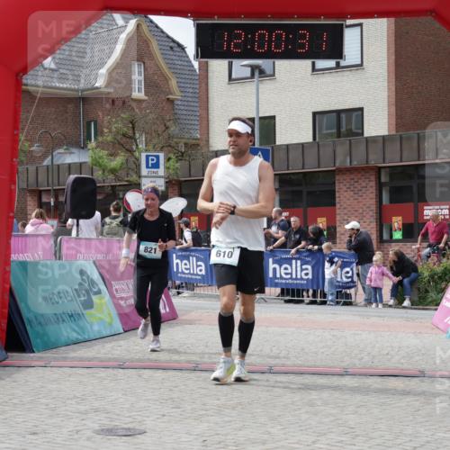 10.05.2026 - 8. Wedeler Halbmarathon Yannick Fuchs http://msf.ph/oto/9736166 10.05.2026 12:00:29 Ziel 610, 821, 867 meine-sportfotos.de