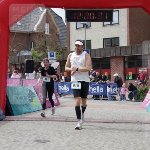 10.05.2026 - 8. Wedeler Halbmarathon Yannick Fuchs http://msf.ph/oto/9736167 10.05.2026 12:00:29 Ziel 610, 821, 867 meine-sportfotos.de