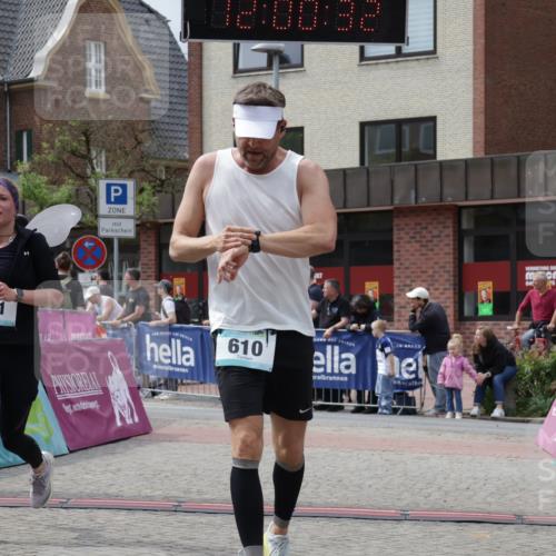 10.05.2026 - 8. Wedeler Halbmarathon Yannick Fuchs http://msf.ph/oto/9736171 10.05.2026 12:00:30 Ziel 469, 610, 821, 867 meine-sportfotos.de